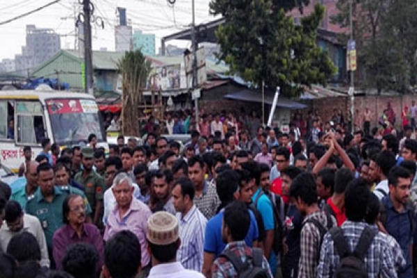 আন্দোলনরত শিক্ষার্থীদের লাঠিপেটা করেছে পুলিশ