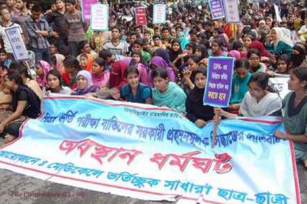 প্রেসক্লাব থেকে পুলিশের তাড়া খেয়ে শহীদ মিনারে ভর্তিচ্ছুরা