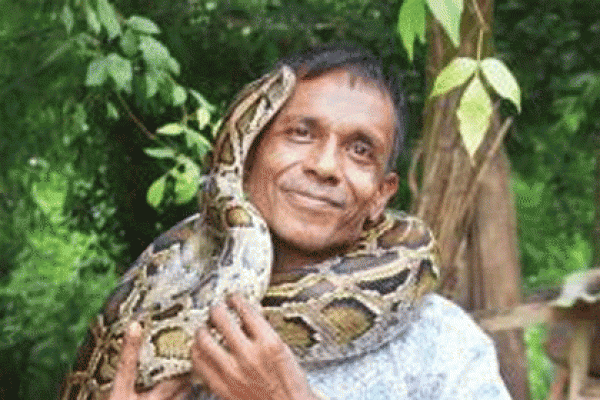 সাপের সাথেই যার ভালোবাসা আর বন্ধুত্ব