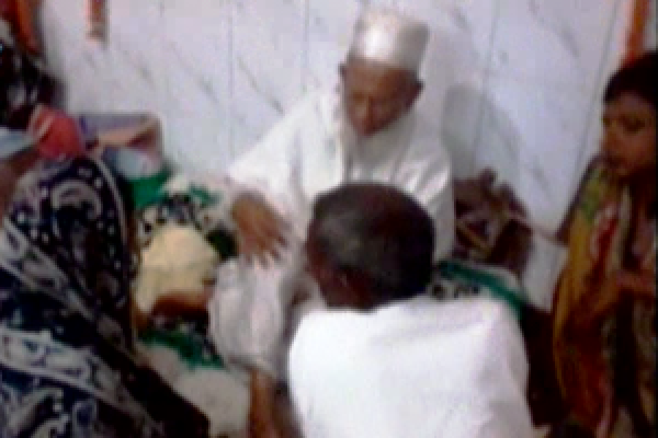 লাথি যখন চিকিৎসা!