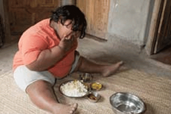 যা খায় বিশ্বের সবচেয়ে মোটা শিশুটি
