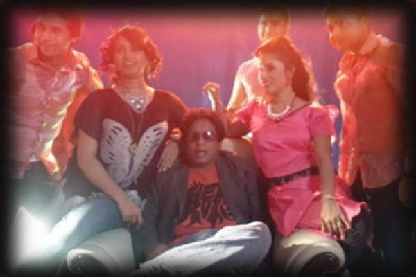 এবার আইটেম গানে মোশাররফ করিম