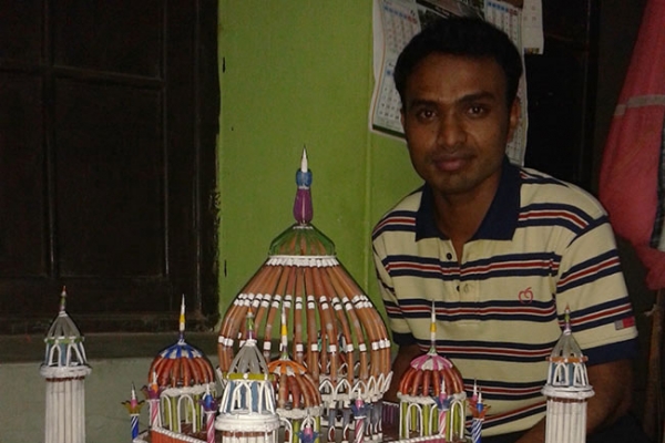 পুরনো কলম দিয়ে তৈরি তাজমহল!
