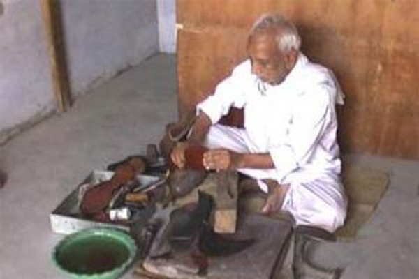ছেলে সাংসদ, বাবা জুতো বিক্রেতা! 