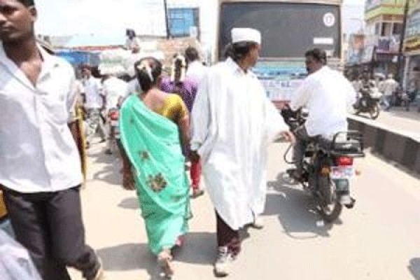 উল্টো হেঁটে কাটল ২৫ বছর! 