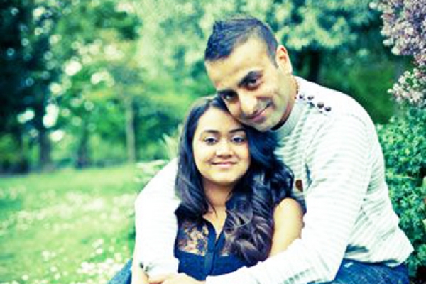 মধ্যবয়সী পুরুষের প্রেমে তরুণীরা 
