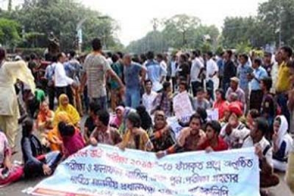 মেডিক্যালে ভর্তিবঞ্চিত শিক্ষার্থীদের সঙ্গে পুলিশের সংঘর্ষ