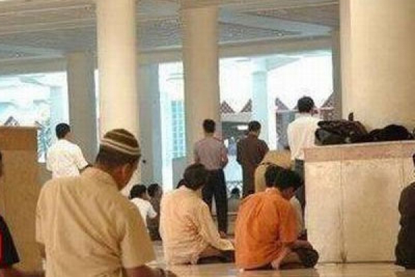 নামাজ অবস্থায় কোন ব্যক্তির সামনে দিয়ে যাওয়া যাবে কি?