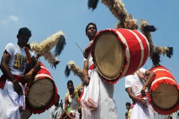  ঢাকির খোঁজে রাজার আমন্ত্রণ! 