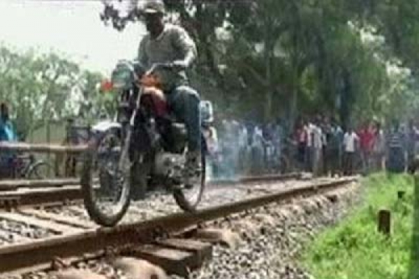  রেললাইনের পাতে চলে লিখনের মোটরসাইকেল!