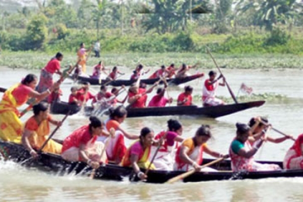 নারীদের নৌকাবাইচ