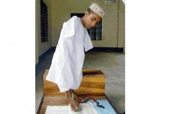 পা দিয়ে লিখে পরীক্ষা দেয় বেল্লাল