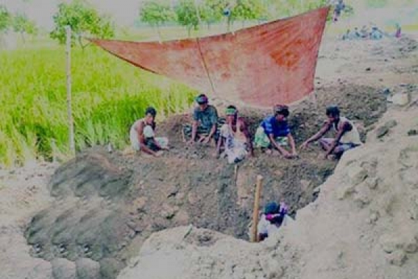 মাটি খুঁড়লেই দামি দামি গুপ্তধন!