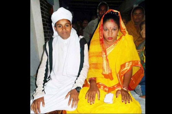 বগুড়ায় পুরুষ সেজে বান্ধবীকে বিয়ে, অতঃপর যা ঘটলো...