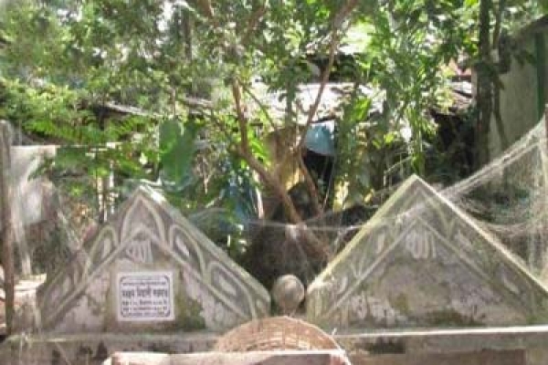 কবরের সঙ্গে মানুষের বসবাস!