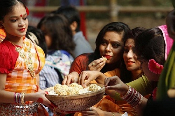শীতের সকালে স্বাদের মুড়ির মোয়া!