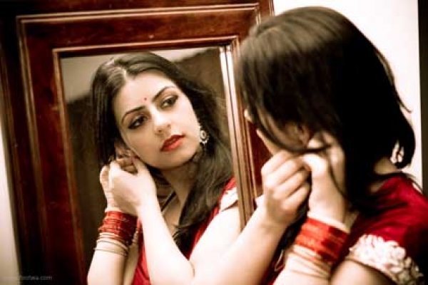 মেয়েরা মাসে যে পরিমান সময় নষ্ট করে আয়নার সামনে!