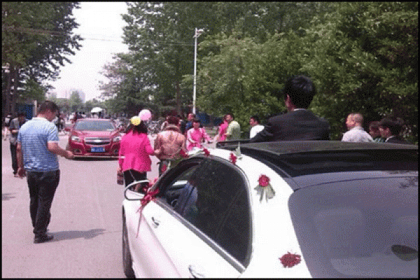 আজব প্রথা, বরের গাড়ি টানছেন বাবা!
