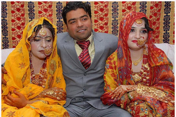 একই মঞ্চে দুইবোনকে বিয়ে করলেন এক যুবক