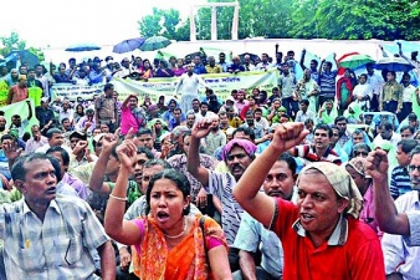  দাবি আদায়ে শহীদ মিনারে শিক্ষকরা