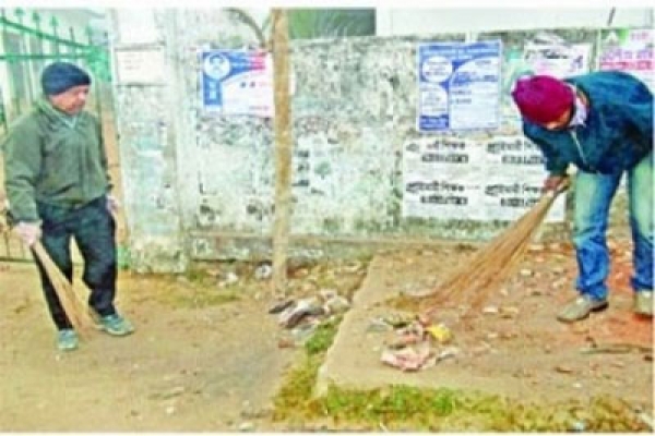 ঝাড়ু হাতে রাস্তায় নেমে পড়লেন অধিনায়ক মাশরাফি