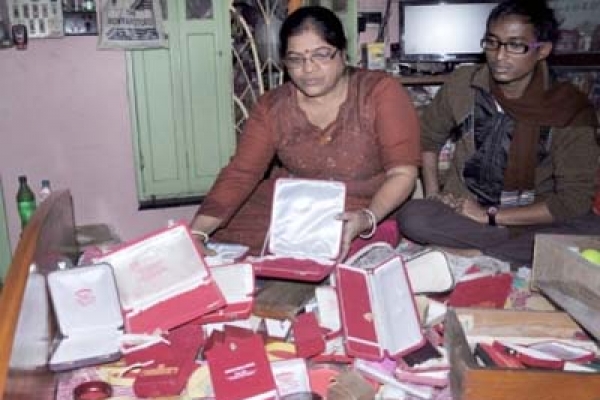 রসিক চোরের দয়া!