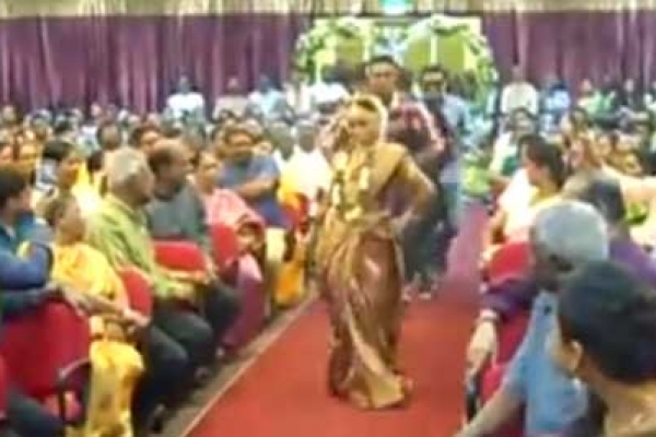 বিরল ঘটনা : নাচতে নাচতে বিয়ের আসরে কণে
