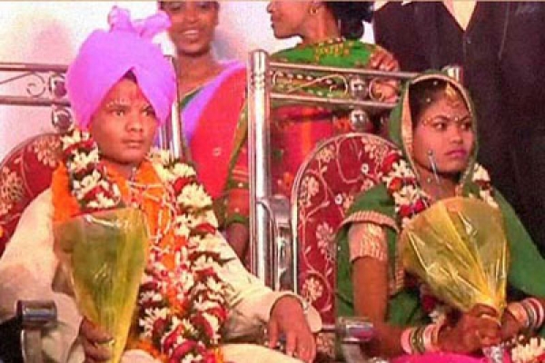 আত্মসমর্পণ করায় আসামিকে সুন্দরী বউ ও পুলিশের চাকরি উপহার!