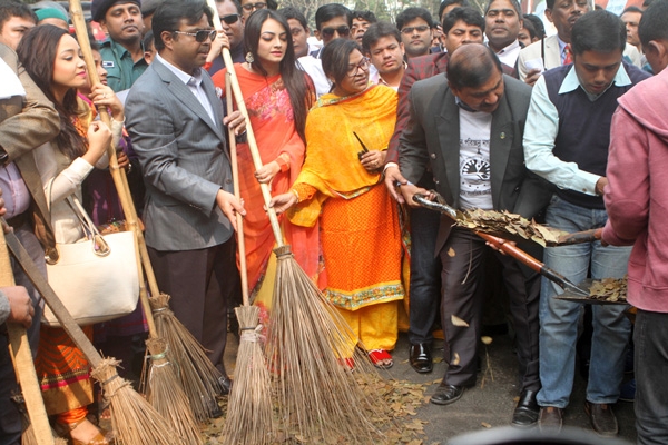 ঝাড়ু হাতে তারকাদের নিয়ে রাস্তায় নামলেন  সাঈদ খোকন