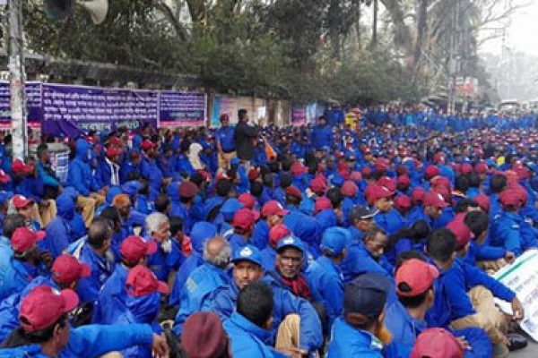 চার দফা দাবিতে প্রেসক্লাবের সামনে গ্রাম পুলিশদের অবস্থান