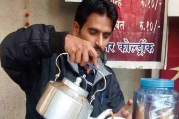 চা-বিক্রি করে সিএ পাস করলেন যুবক