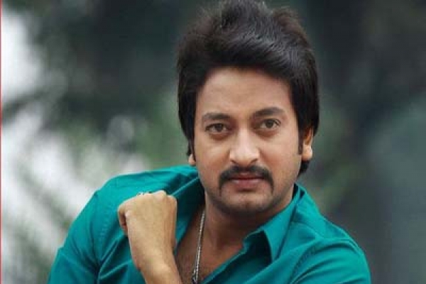  হঠাৎ দৌড়ে এসে নারীর কোলে উঠে পড়ে যুবকটি!