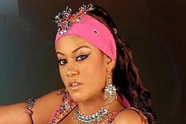 জেলখানার ভেতর সুন্দরীর নজর কাড়া ড্যান্স