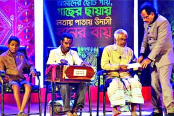 অন্ধ পরিবারটি কাঁদালো সবাইকে, কাঁদলেন হানিফ সংকেতও