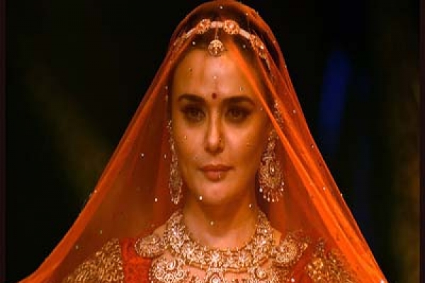 হাঁটুর বয়সী ছেলেকে বিয়ে নিয়ে কী বলছেন প্রীতি জিনতা?