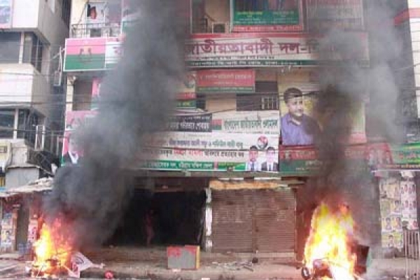 বিএনপি কার্যালয়ে আগুন, আটক ৫ নেতাকর্মী