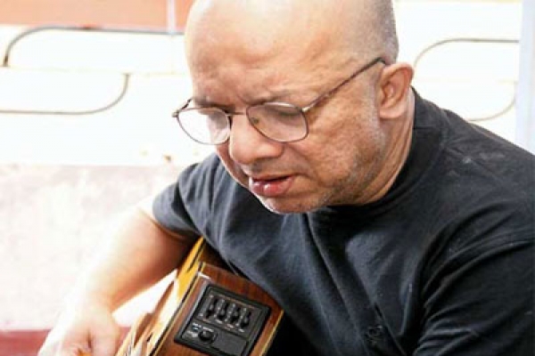 গান লেখার অপরাধে ফেসবুকে নিষিদ্ধ কবীর সুমন