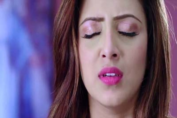 পাহাড় থেকে পড়ে দাঁড়াতে পারছেন না মিম