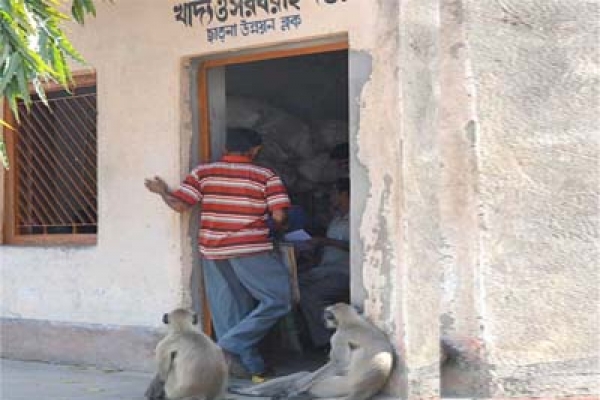 খাবারের দাবিতে খাদ্য দফতরে হনুমান দলের অবস্থান কর্মসূচি!