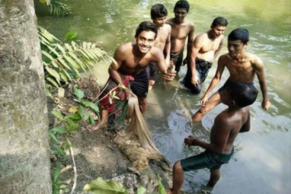 বন্ধুদের সঙ্গে মাছ ধরতে প্রাণবন্ত টাইগার মিরাজ