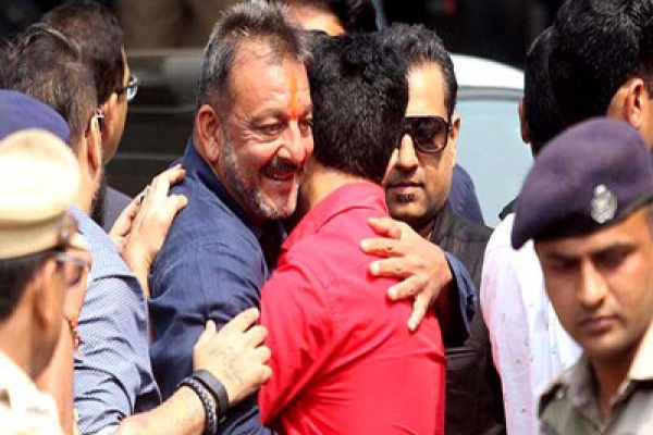 জেলখানায় ৫০০ কবিতা লিখেছেন সঞ্জয় দত্ত