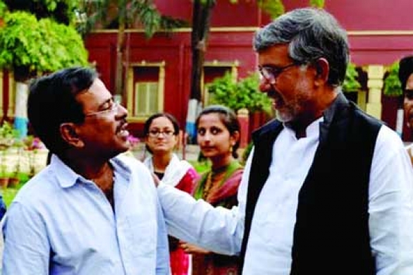 নোবেল জয়ী কৈলাশের সাথে হানিফ সংকেত