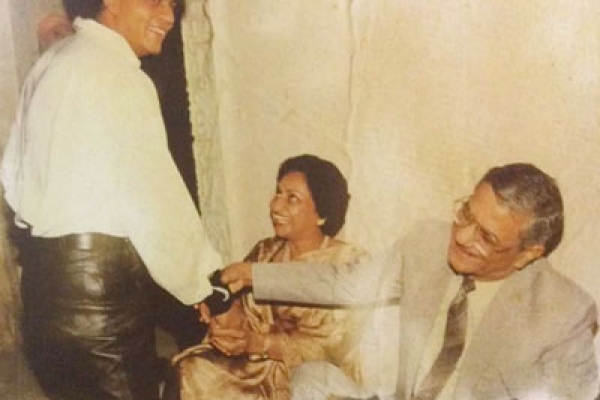 স্ত্রীর কঠিন সময়ে সব কাজ তুচ্ছ করে ছুটে এলেন শাহরুখ