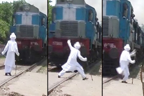 অবাক কাণ্ড! মৃত্যু নিয়ে প্রতিদিনই খেলছেন এই বৃদ্ধ 