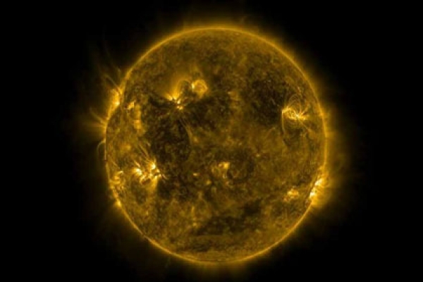 সূর্যকে নিয়ন্ত্রণ করছে এলিয়েন, দাবি বিজ্ঞানীদের!