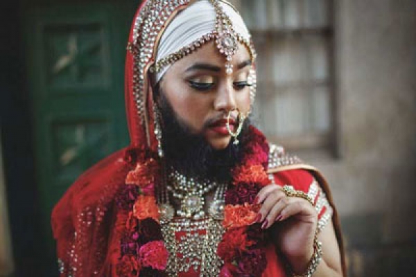 দাঁড়িওয়ালা সুন্দরী মডেল! অবাক পৃথিবী
