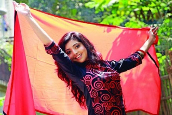 ইশারা'র ঠোটে পড়শীর হৃদয় ছোঁয়া গান
