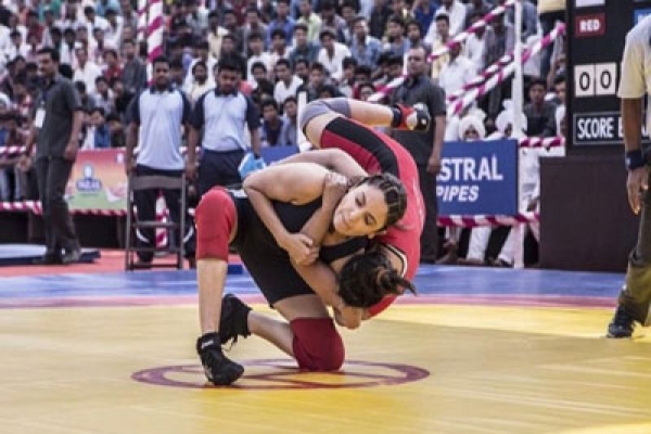 এ কি, যাকে-তাকে আছড়ে ফেলে দিচ্ছেন আনুশকা!