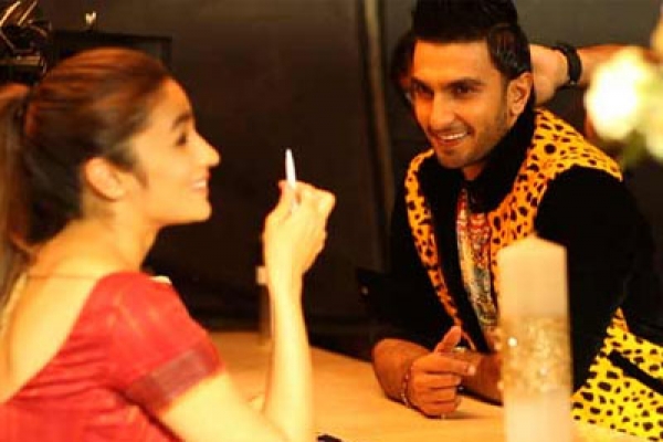 রণবীরের সাথে আলিয়া, ভাইরাল সাইবার দুনিয়ায়