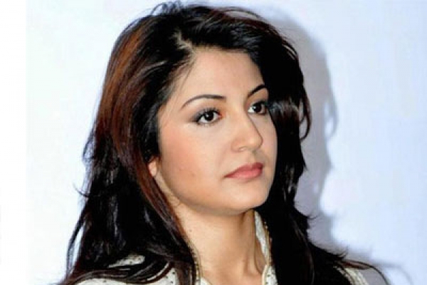 আনুশকার কপালে আগুন দিলেন কে সেই মডেল?